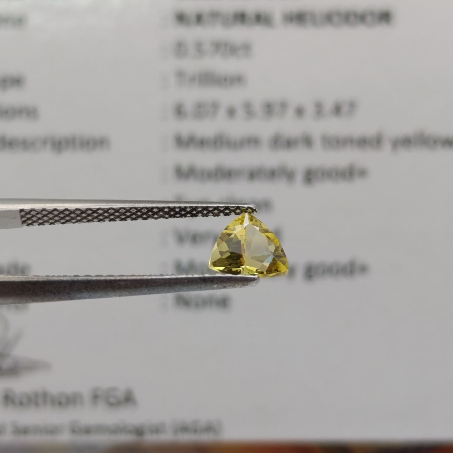 Natural Trillion cut Heliodor (Beryl) of 0.57ct - beautiful yellow color with GEMLAB Certificate