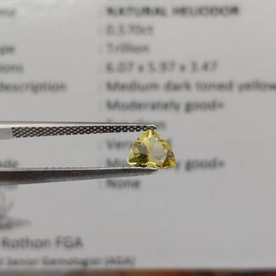 Natural Trillion cut Heliodor (Beryl) of 0.57ct - beautiful yellow color with GEMLAB Certificate
