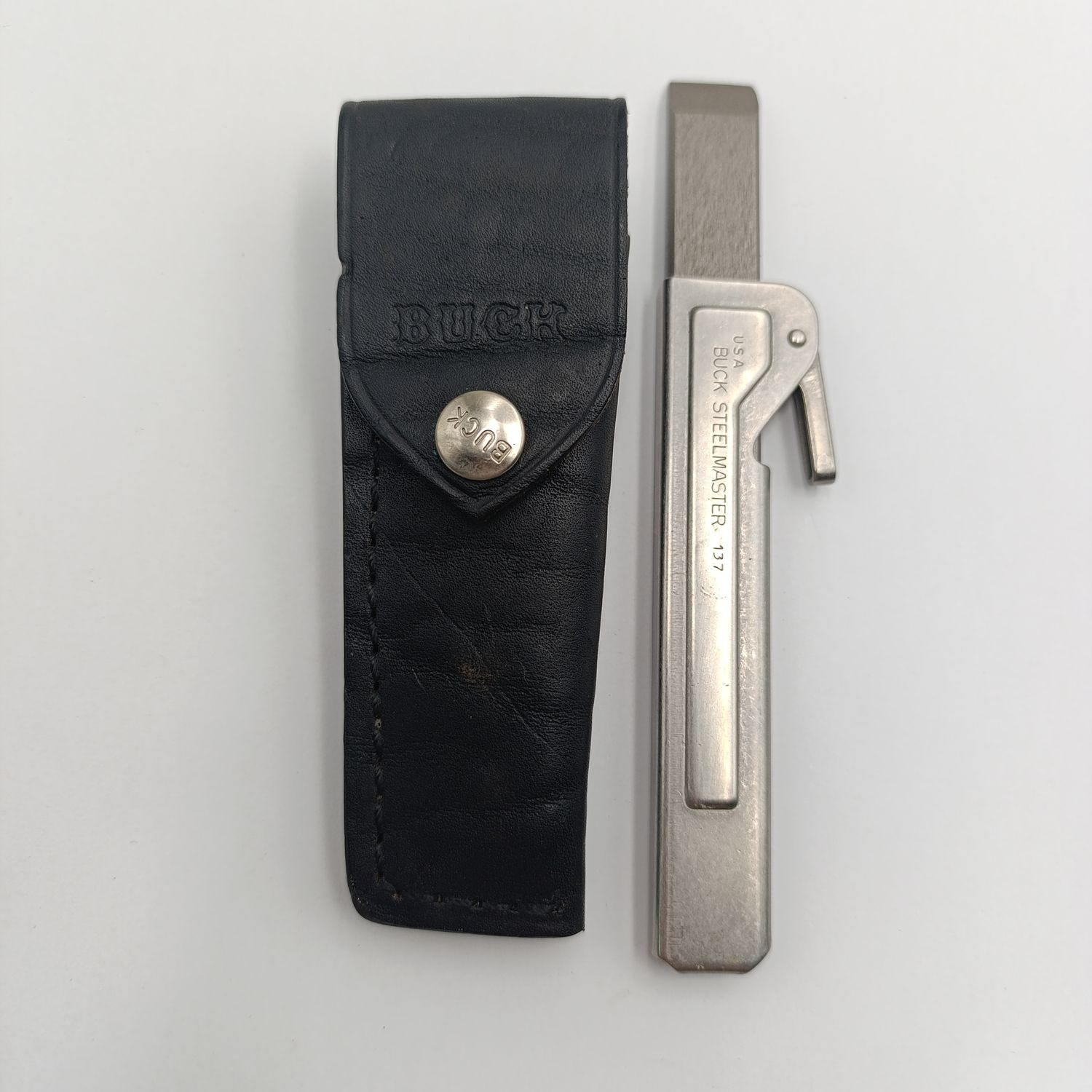 Vintage Buck Steelmaster 137 USA knife sharpener in leather pouch
