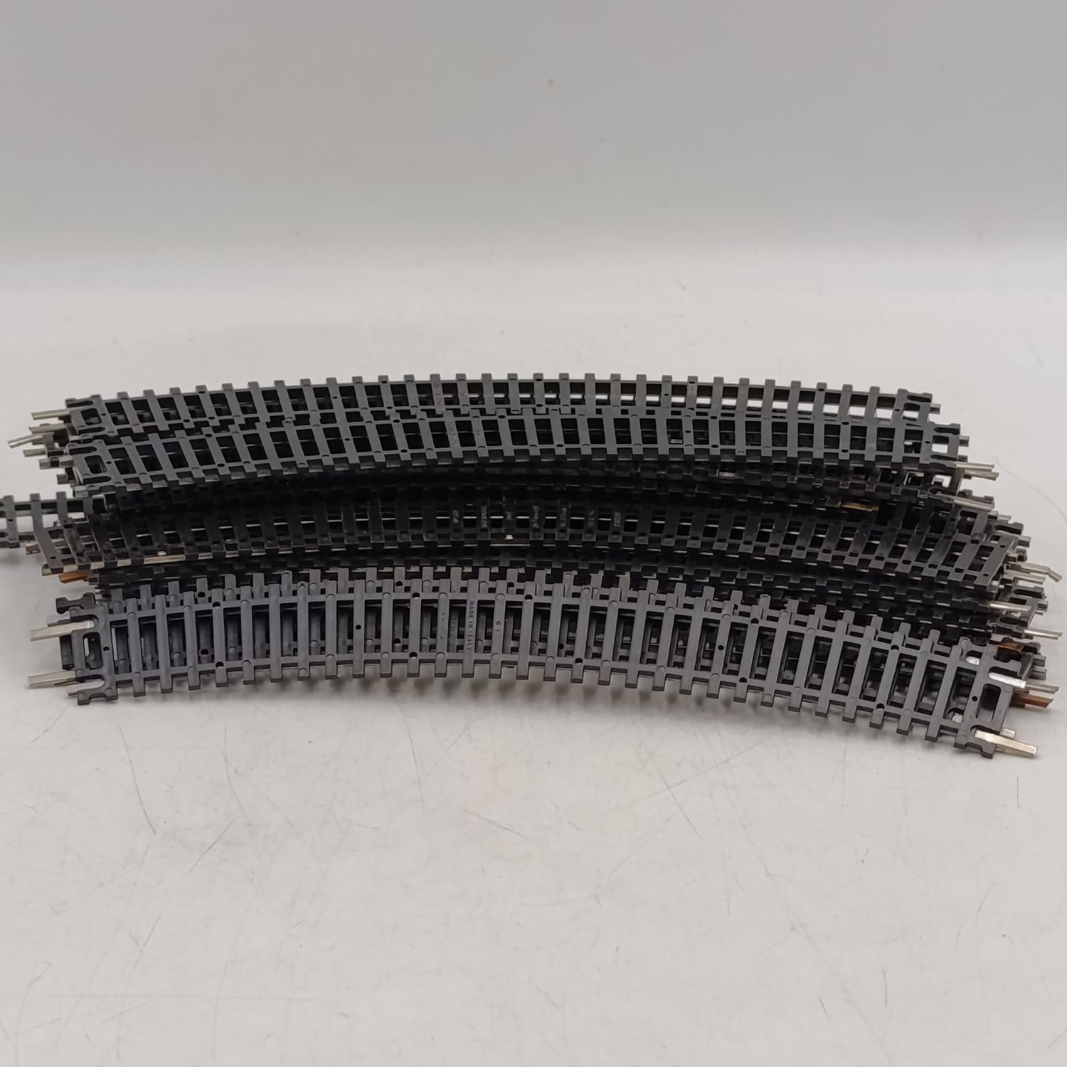 Lot of 25 HO scale curved railway tracks - various brands