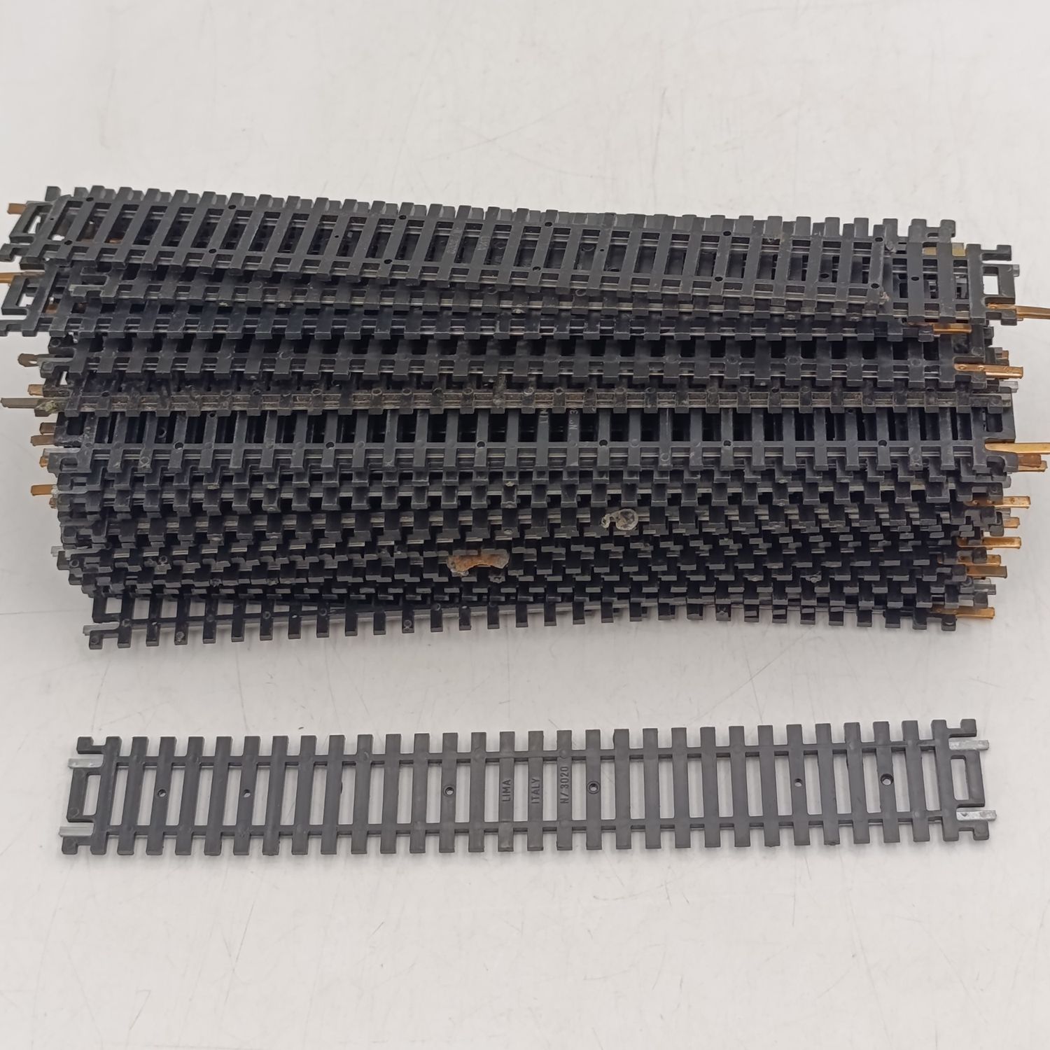Lot of 34 Lima HO scale straight railway tracks