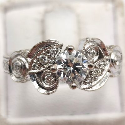 18kt White gold diamond ring with 0.70ct diamond - Colour J, clarity SI2 - weighs 6,7g - size R