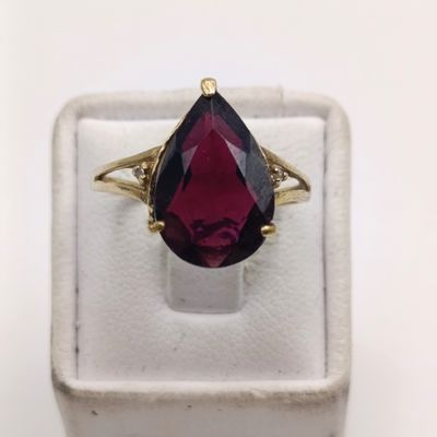Antique style 9kt gold ring with teardrop garnet - weight 2.5g - size O
