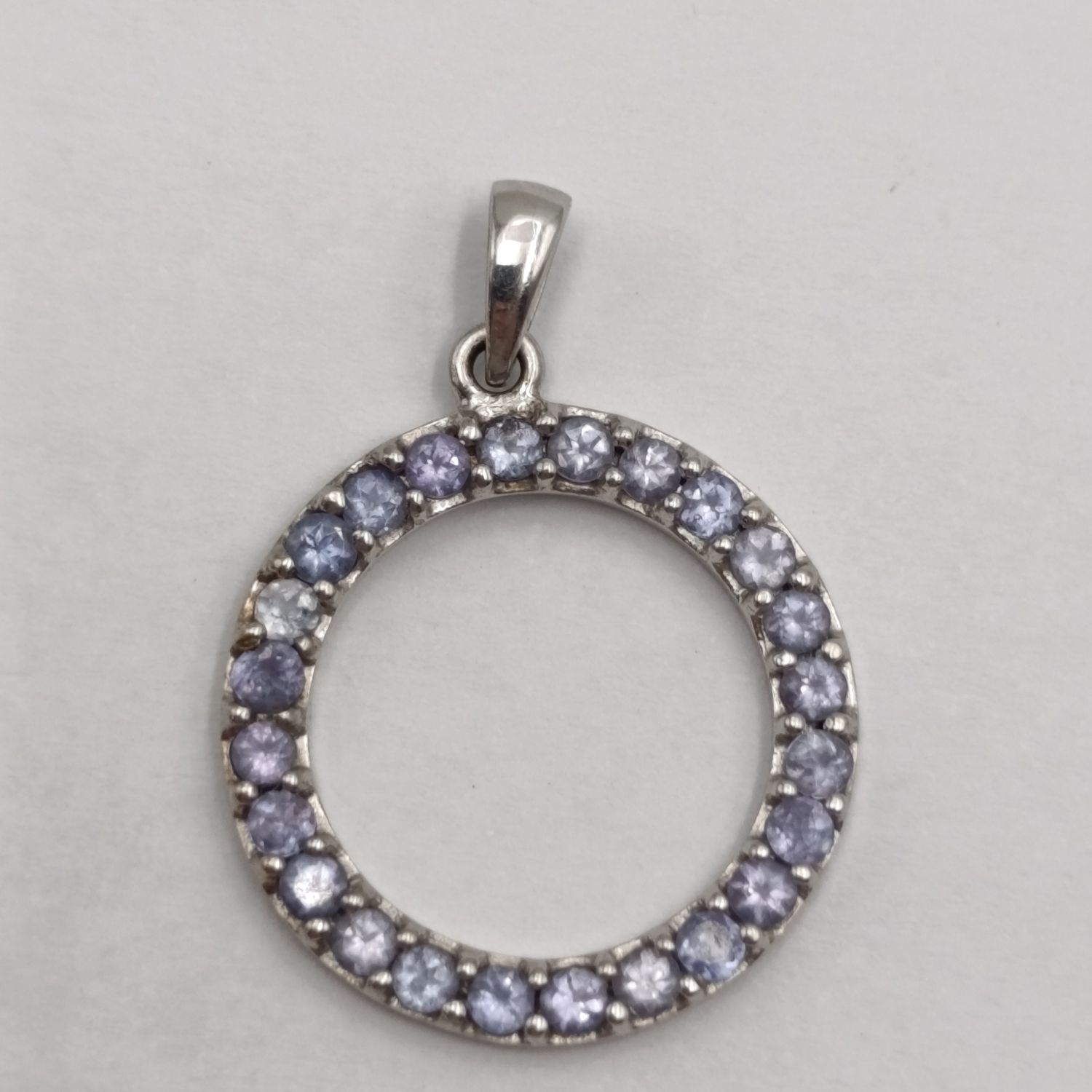 9kt White gold pendant with 24 small tanzanites - weight 1.5g
