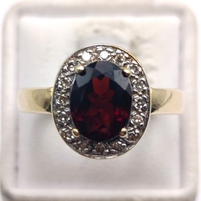 9kt Gold Garnet ring with 16 small diamonds - weight 4,9g - size Q