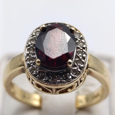 9kt Gold Garnet ring with 16 small diamonds - weight 4,9g - size Q