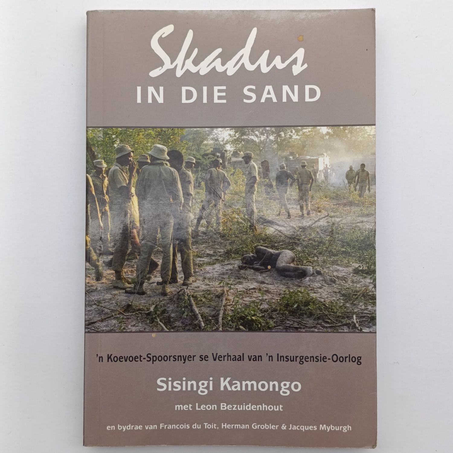 Skadu's in die Sand deur Sisinge Kamongo