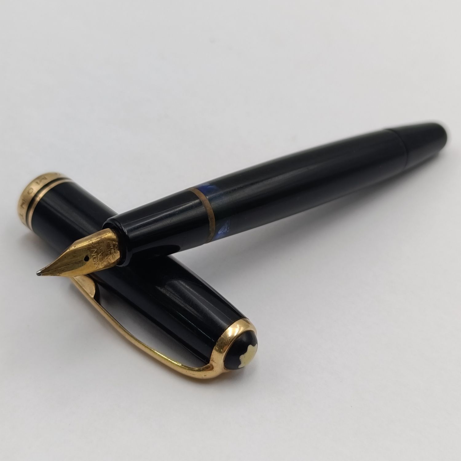 Mont Blanc256 fountain pen with 14kt gold nib - lid has cracks