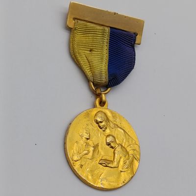 Vintage Catholic devotion / achievement medal