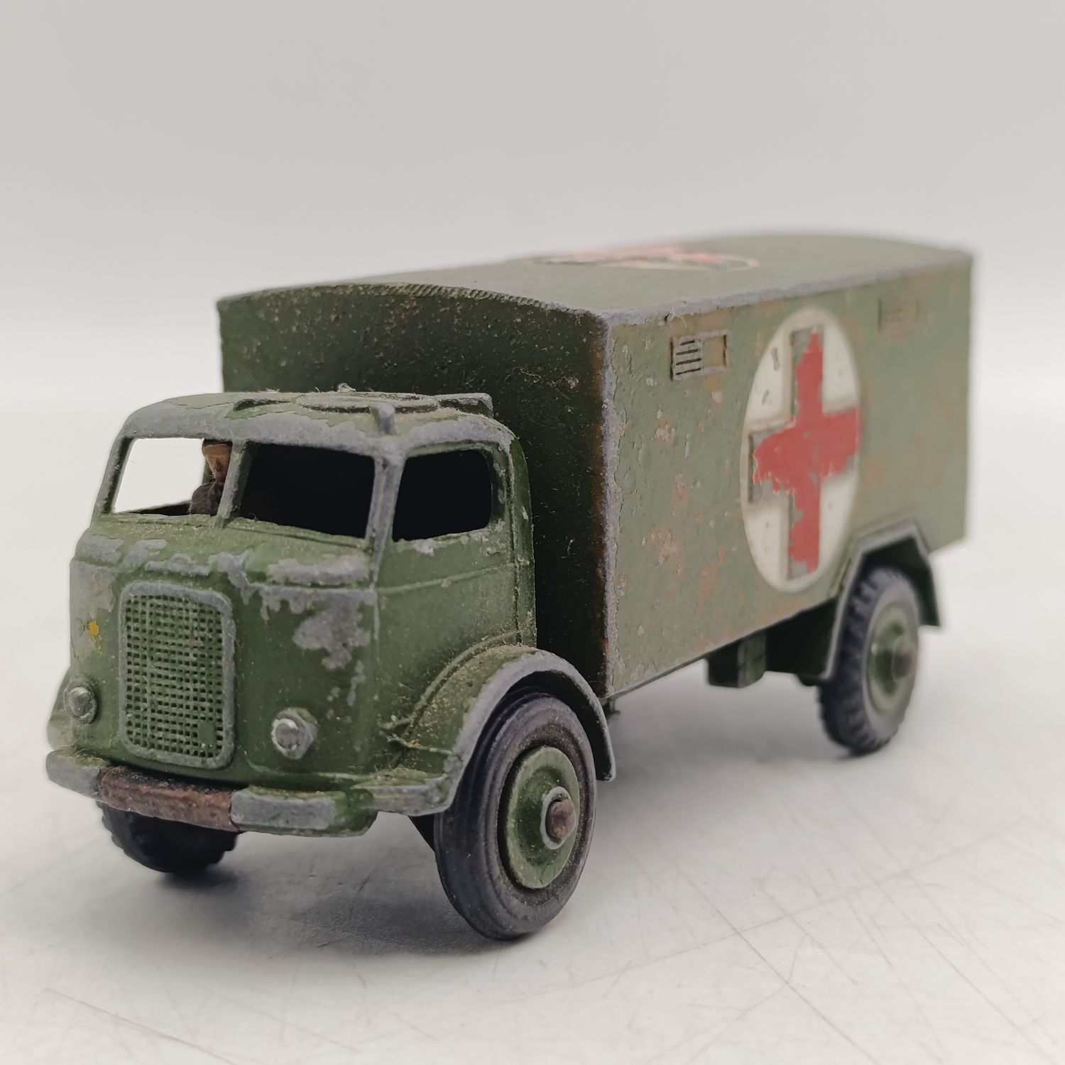 Meccano Dinky Toys #626 Military ambulance die-cast truck