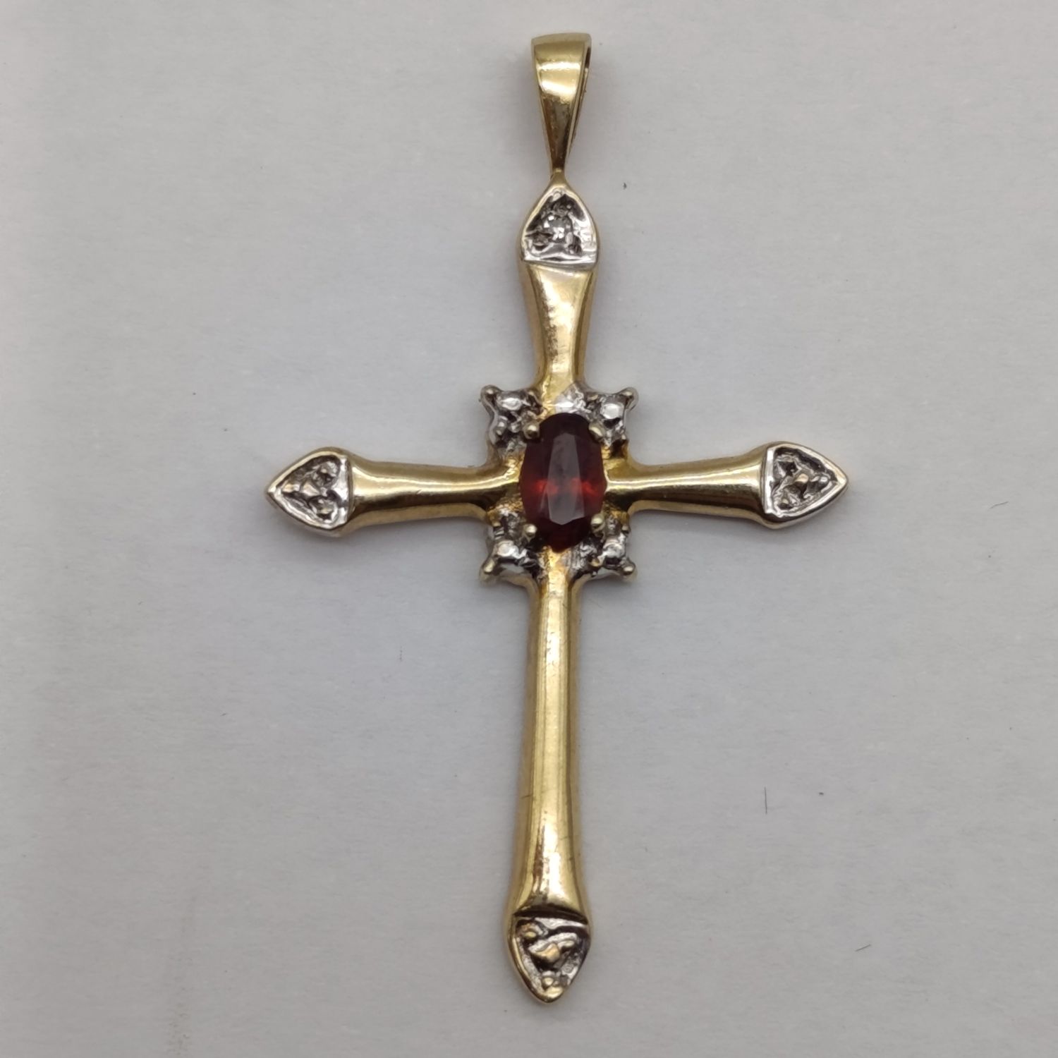 9 Kt gold Cross with garnet and small diamond 1,5gram