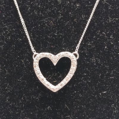9kt White gold necklace with heart shaped pendant with small diamonds - weight 2.1g - length 47cm
