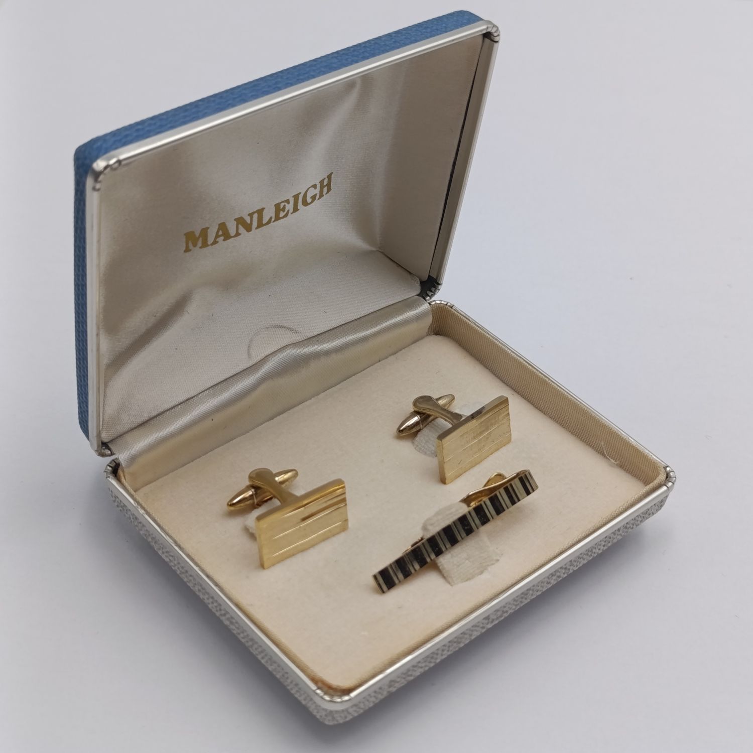Pair of Manleigh gilt cufflinks plus tie pin