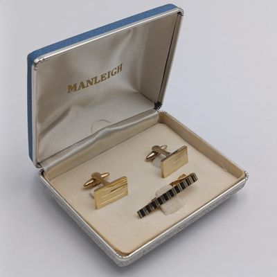 Pair of Manleigh gilt cufflinks plus tie pin