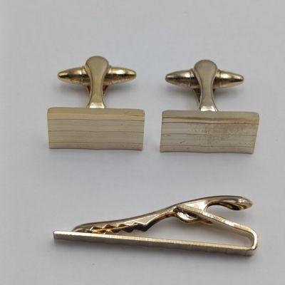 Pair of Manleigh gilt cufflinks plus tie pin