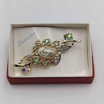 Vintage brooch with colorful stones and ''Moeder'' in gold on mother of pearl