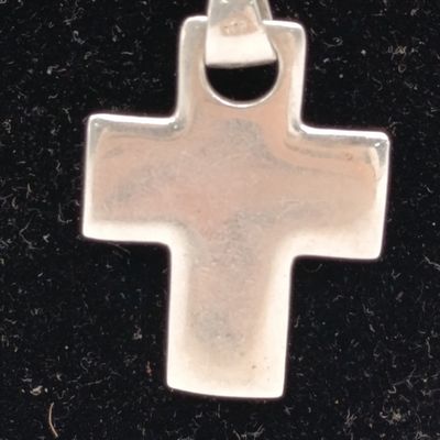 Sterling silver necklace with cross pendant - weighs 16.2 g