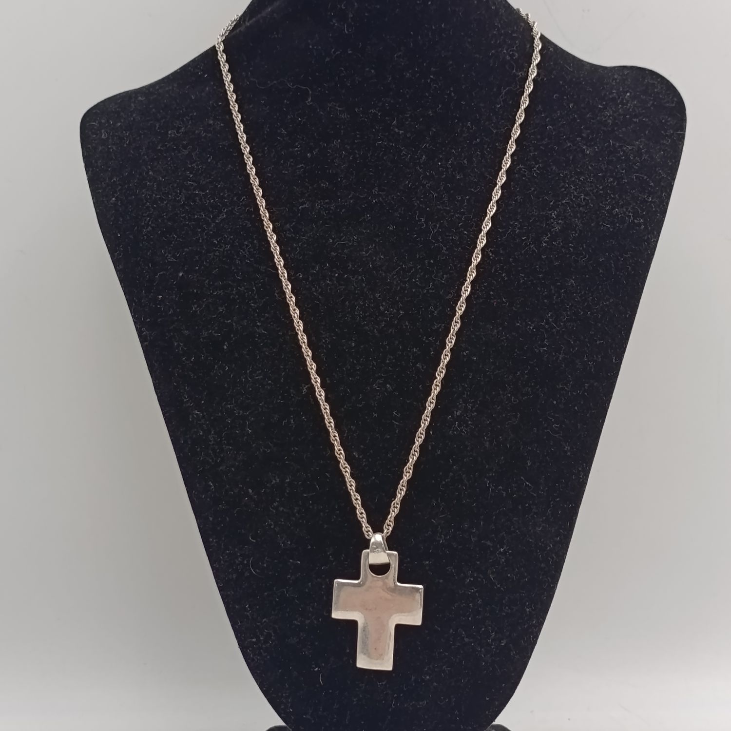 Sterling silver necklace with cross pendant - weighs 16.2 g