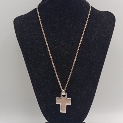 Sterling silver necklace with cross pendant - weighs 16.2 g