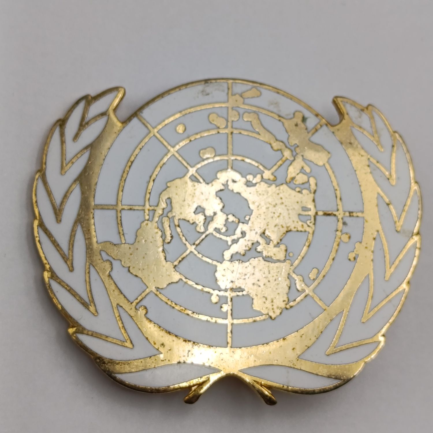 United Nations ( UN ) Peace keeping force beret cap badge