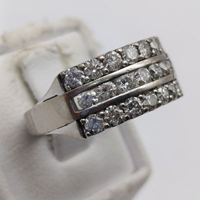 18kt white gold diamond ring with 21 diamonds, 7.9g, size R