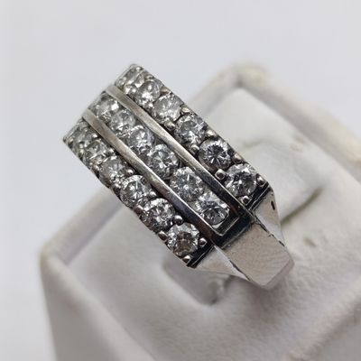 18kt white gold diamond ring with 21 diamonds, 7.9g, size R