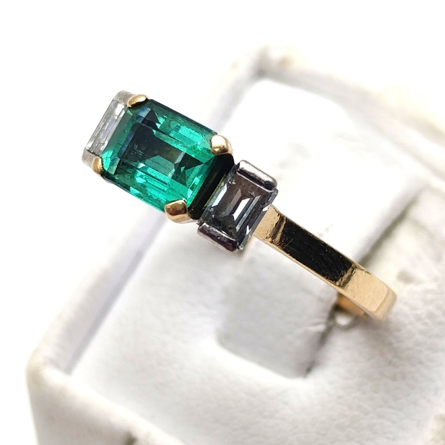 18kt yellow gold emerald and diamond ring - rectangular green stone size N