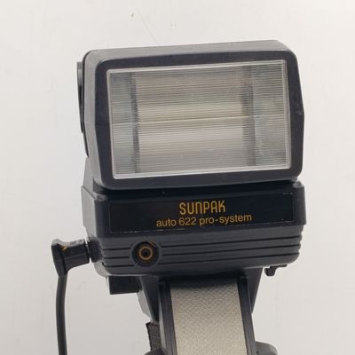 Vintage Sunpak Auto 622 Pro-system camera flash with mounting - not tested