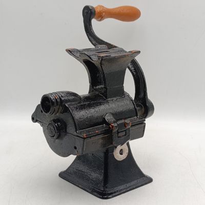 Antique No.3A table mount tobacco shredder