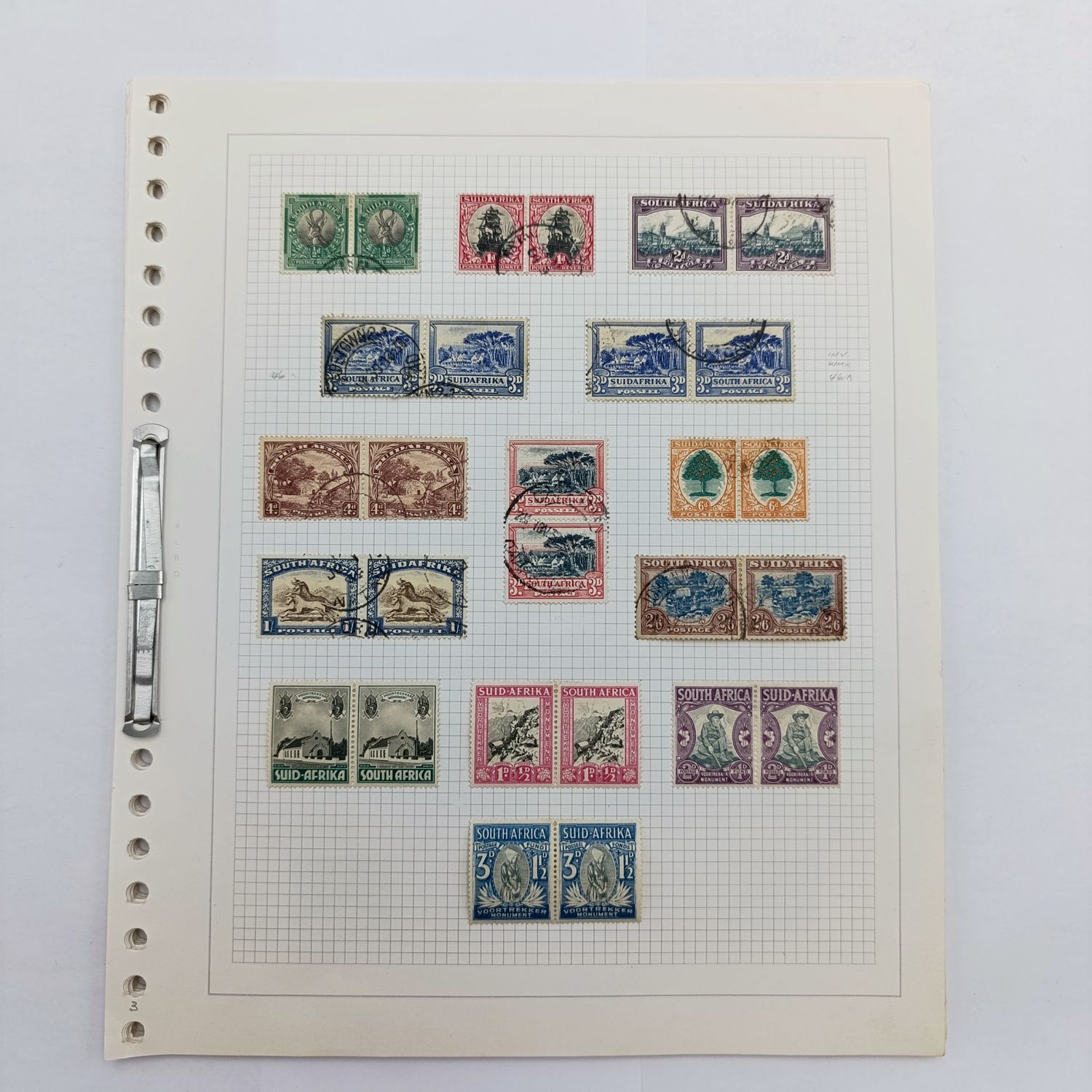 Loose leaf album with 345 South African stamps - Lots of better items