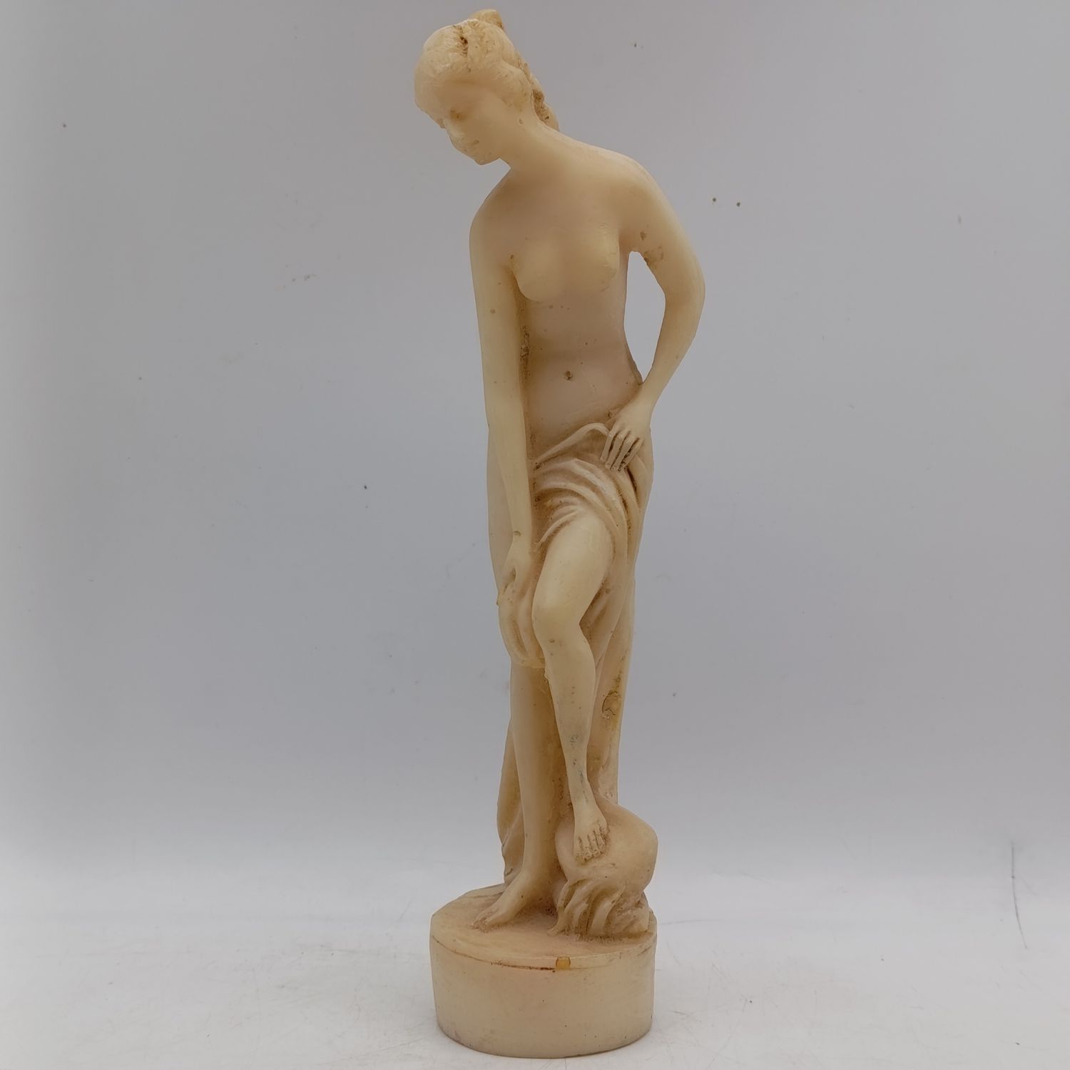 Vintage Italian polyresin bathing lady sculpture - collectible figurine