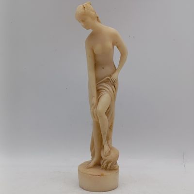 Vintage Italian polyresin bathing lady sculpture - collectible figurine