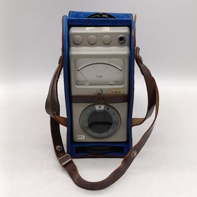 Vintage LUX Light meter in leather case - working