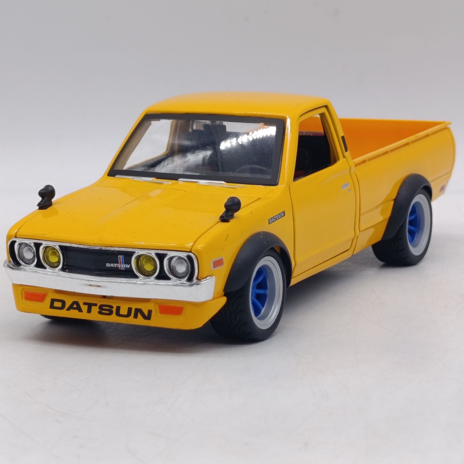 Maisto 1973 Datsun 620 Pick-Up model car - scale 1/24