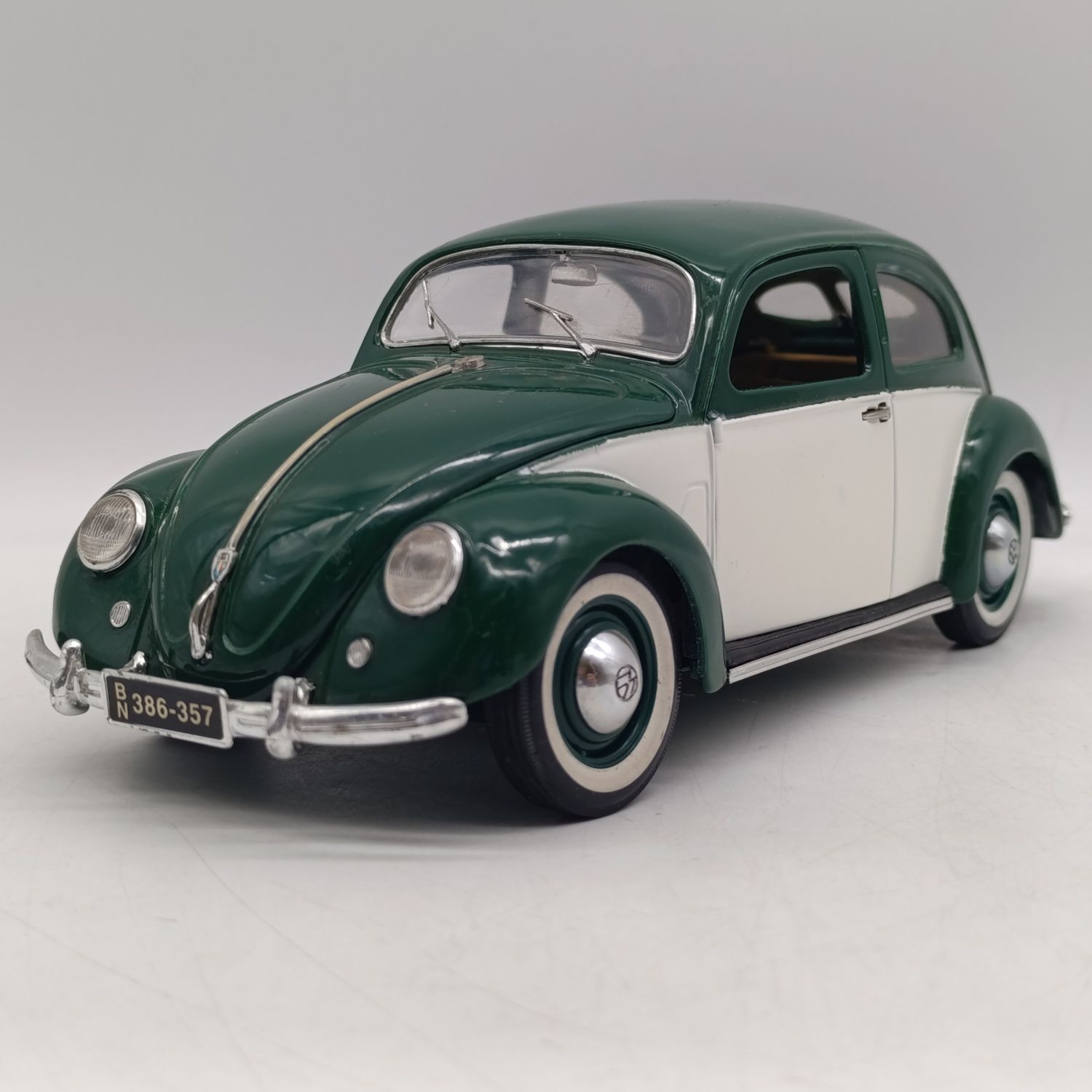 Maisto 1951 Volkswagen Beetle Export Sedan die-cast model car - scale 1/18