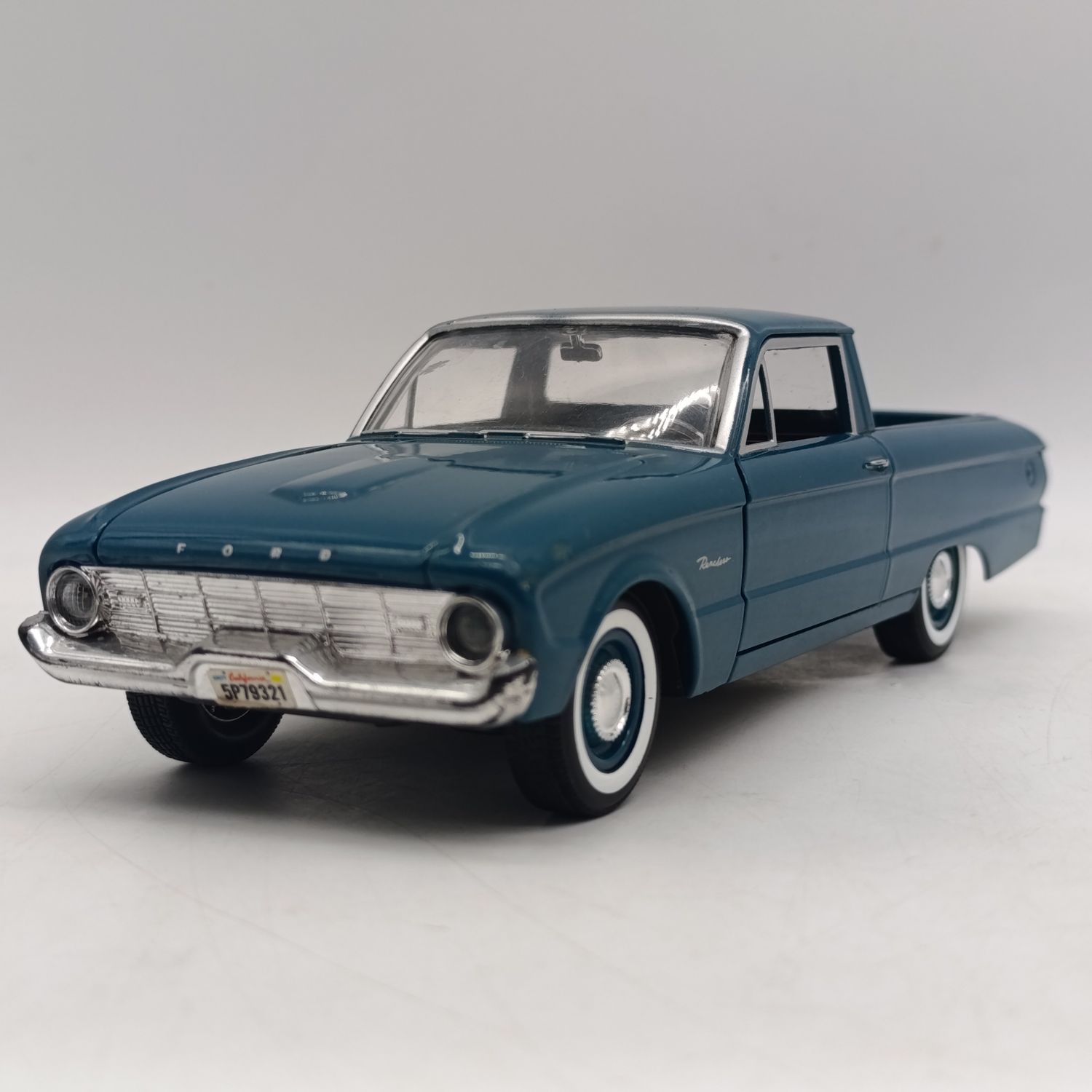 MotorMax 1960 Ford Ranchero die-cast model car - scale 1/24