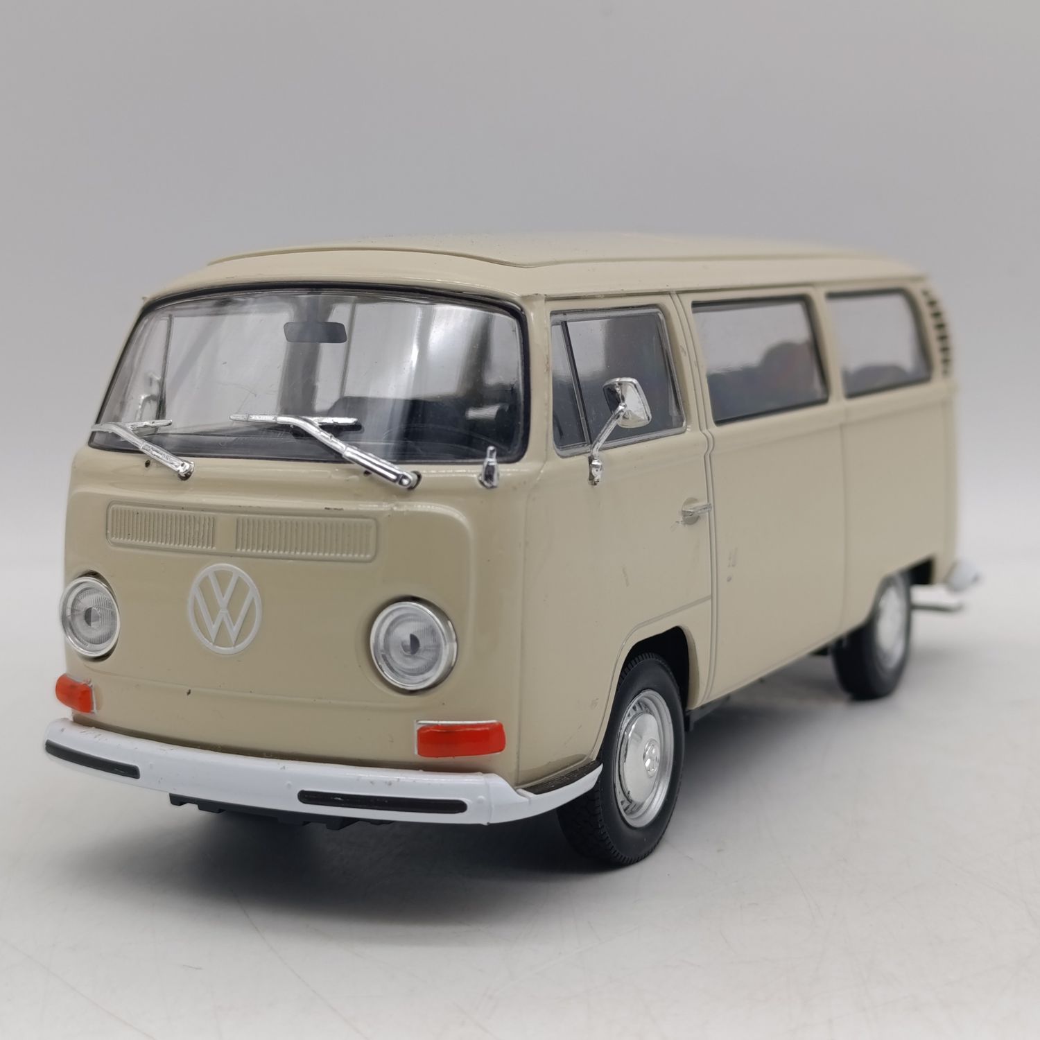 Welly 1972 Volkswagen Type 2 Bus die-cast model car - scale 1/24