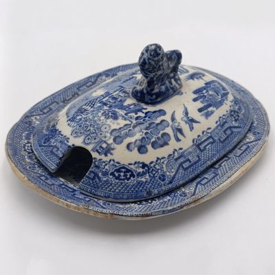 Antique Blue Willow pattern - small tureen  ( Early 1800's)