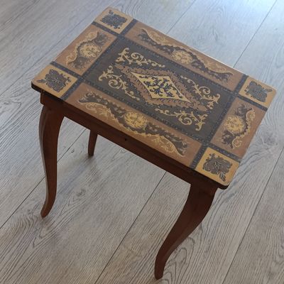 Vintage Musical jewellery box with 4 legs - working