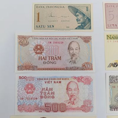 Lot of 10 Vintage UNC/AU world banknotes