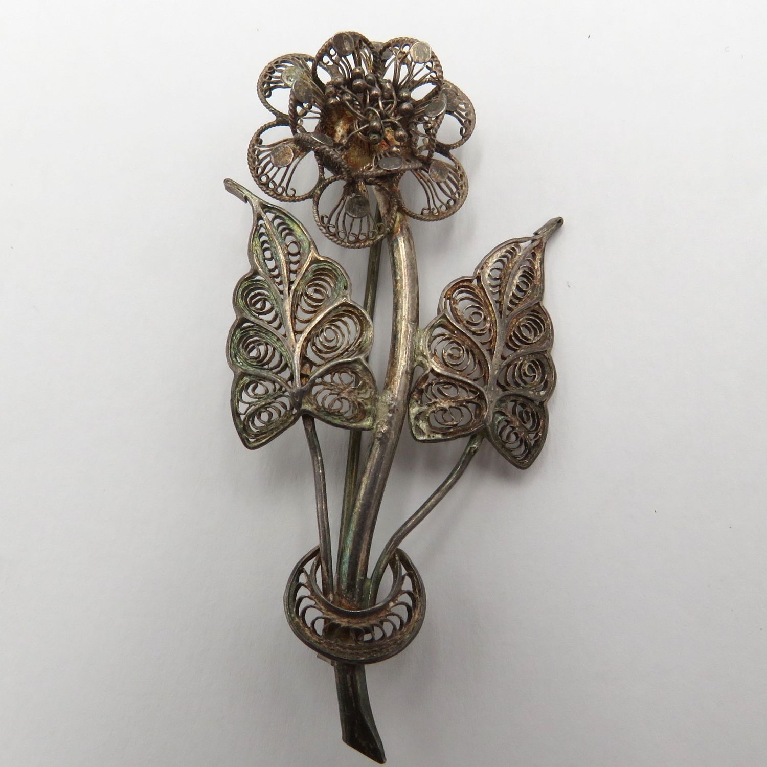 Silver filigree flower brooch - weighs 5.7 grams