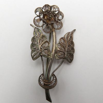 Silver filigree flower brooch - weighs 5.7 grams
