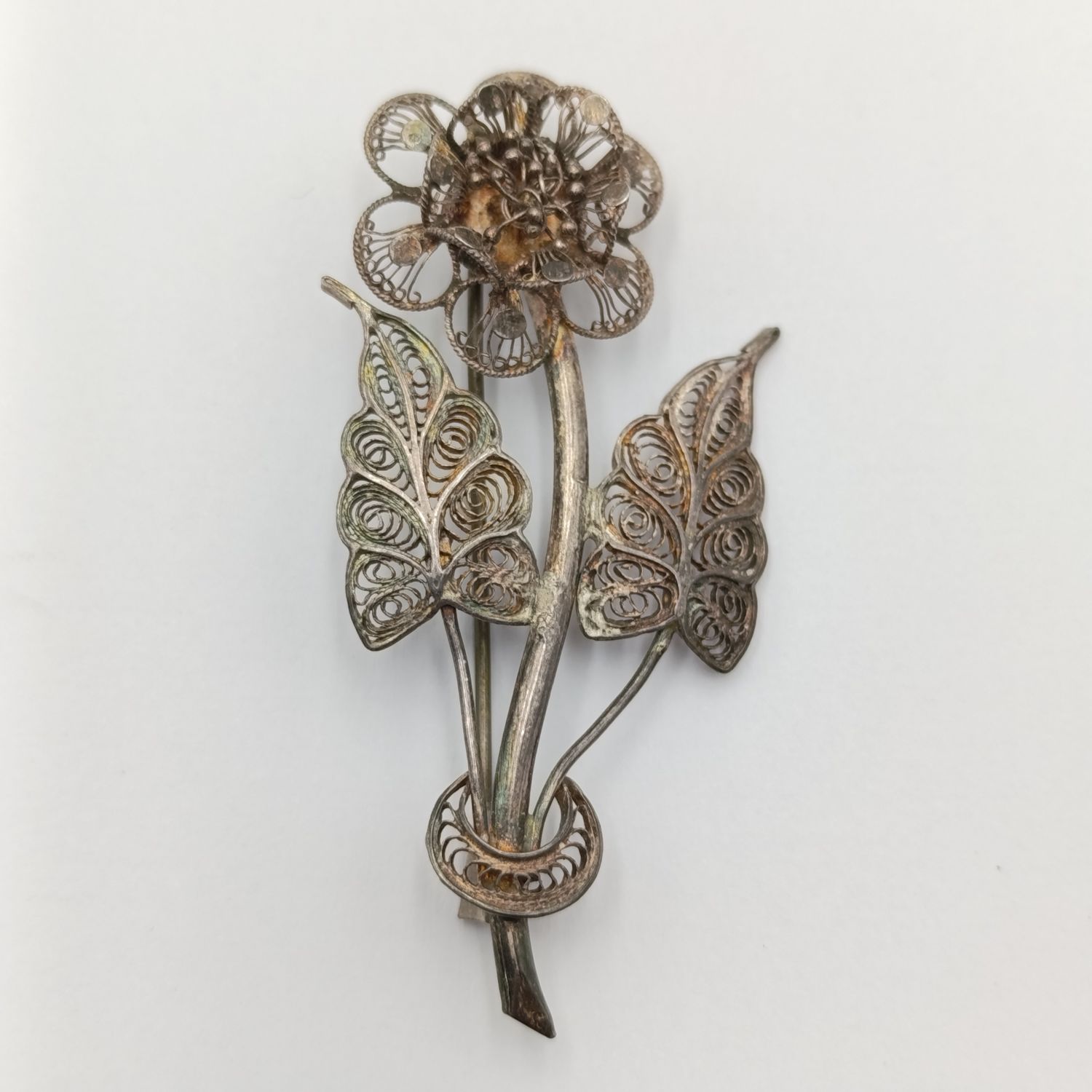 Silver filigree flower brooch - weighs 5.7 grams