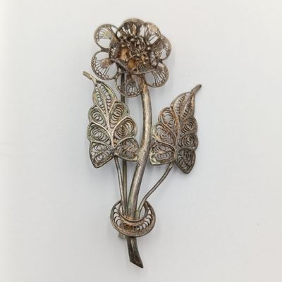 Silver filigree flower brooch - weighs 5.7 grams