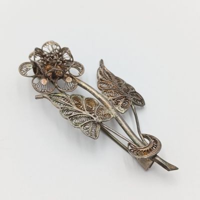 Silver filigree flower brooch - weighs 5.7 grams