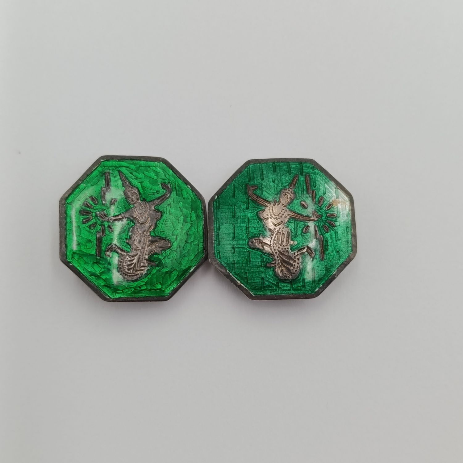 Pair of vintage SIAM Silver earrings - green enameled - weighs 9.4 grams