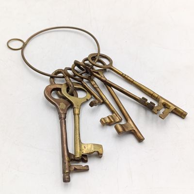 Lot of 7 vintage brass keys