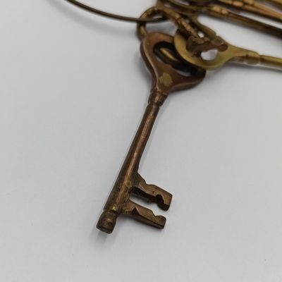 Lot of 7 vintage brass keys