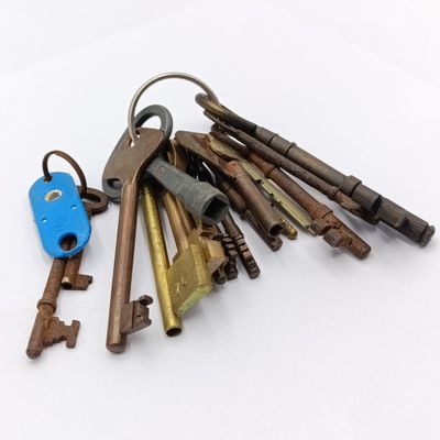 Large lot of assorted vintage keys