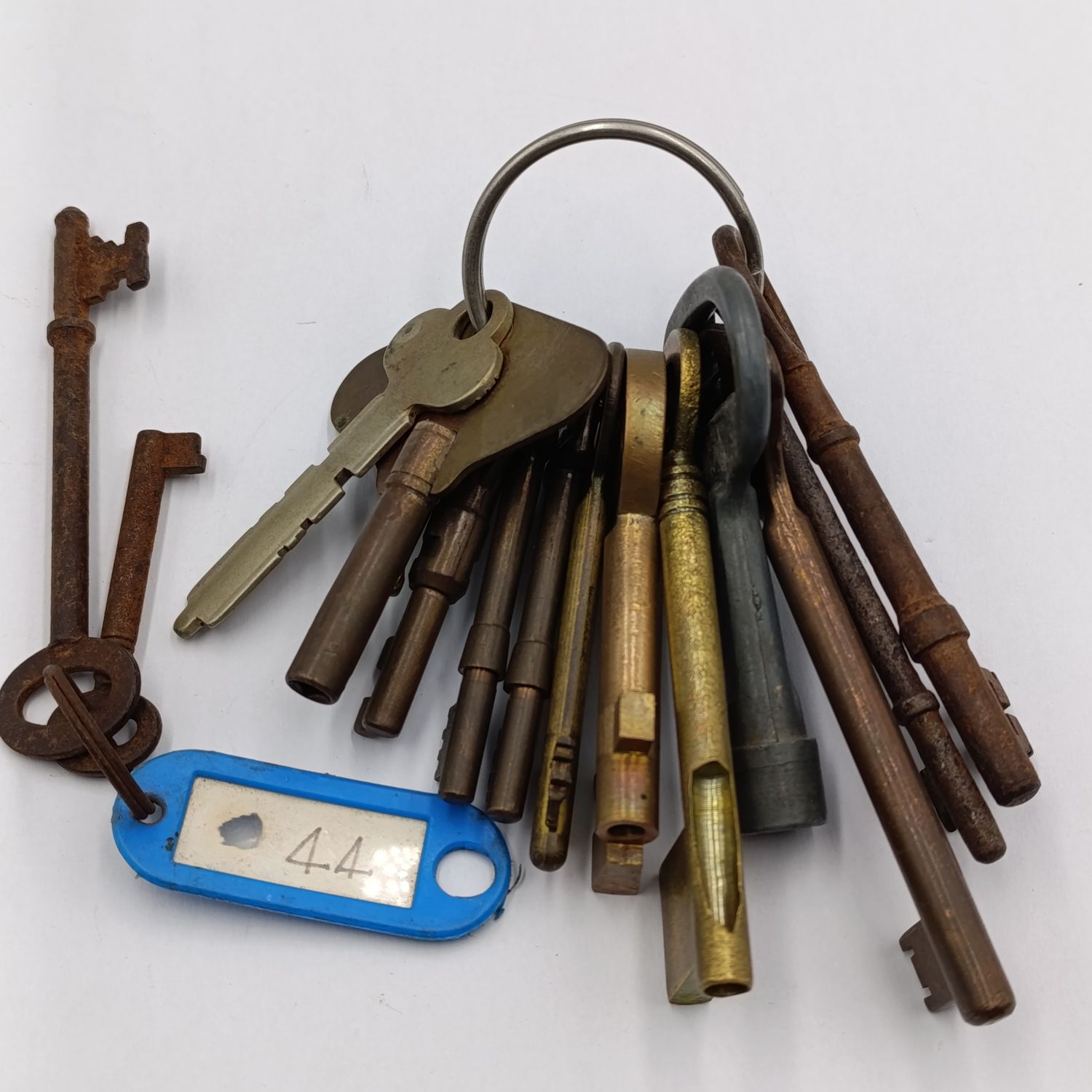 Large lot of assorted vintage keys
